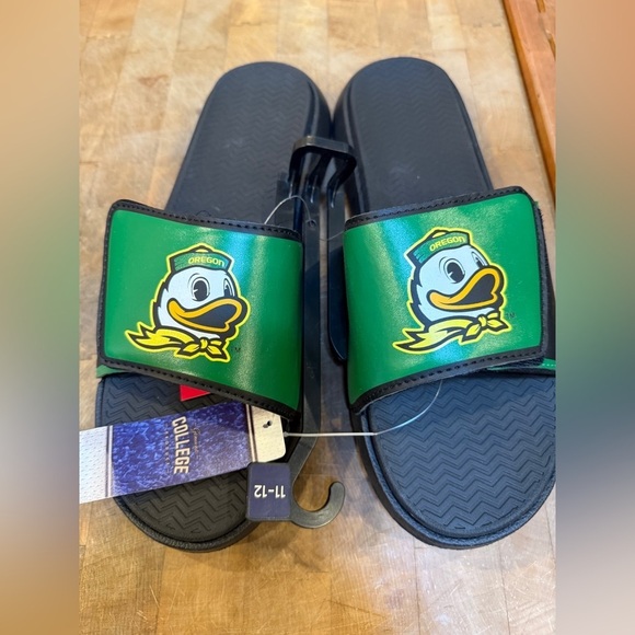 Oregon Ducks Men’s Sz 11/12 Slide Sandals Slip On Green and Black Brand New main image 14